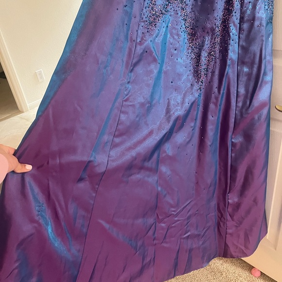 Beautiful iridescent SUE WONG formal beaded gown - Picture 2 of 6